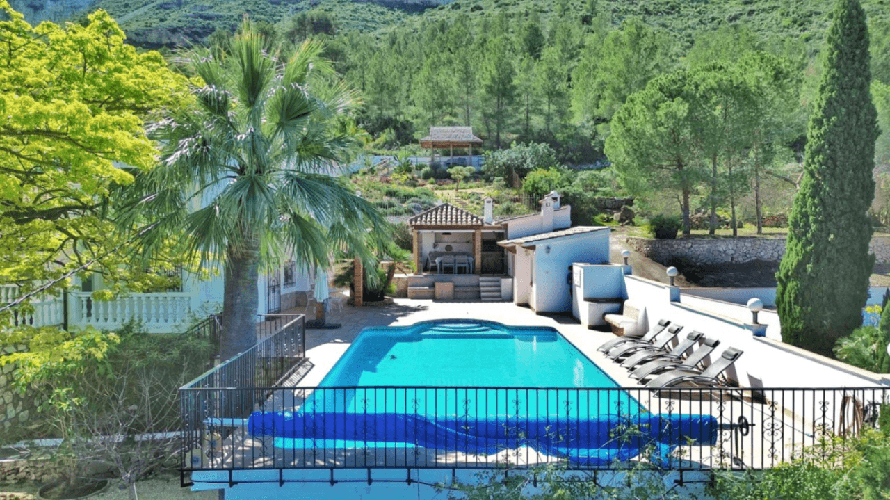 Villa con apartamento de invitados y vistas al mar en Dénia