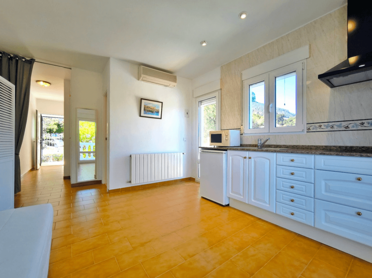 Villa con apartamento de invitados y vistas al mar en Dénia