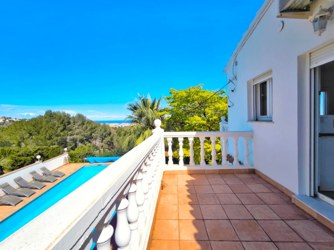 Villa con apartamento de invitados y vistas al mar en Dénia