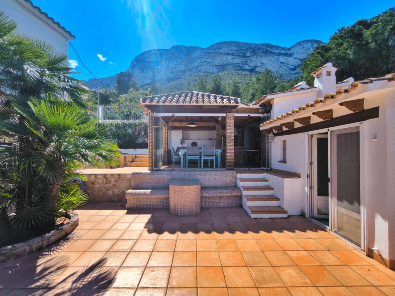 Villa con apartamento de invitados y vistas al mar en Dénia