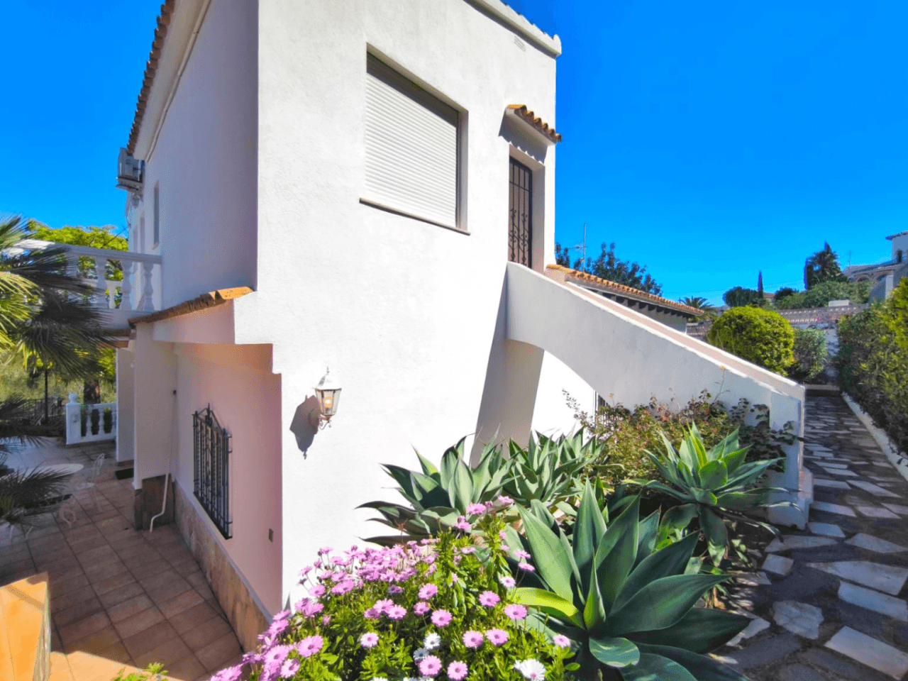 Villa con apartamento de invitados y vistas al mar en Dénia