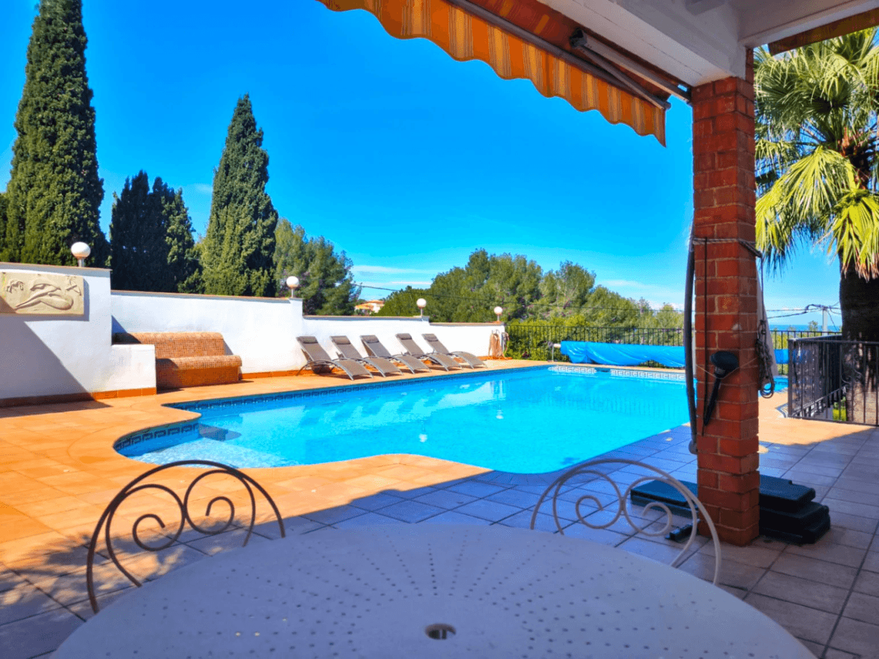 Villa con apartamento de invitados y vistas al mar en Dénia