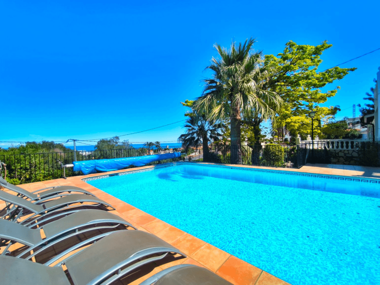 Villa con apartamento de invitados y vistas al mar en Dénia