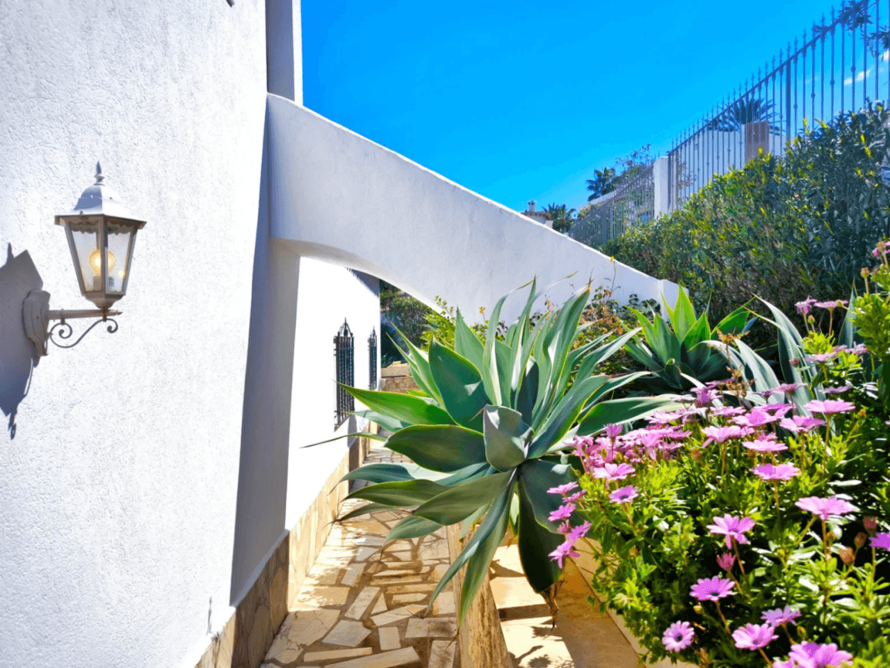 Villa con apartamento de invitados y vistas al mar en Dénia