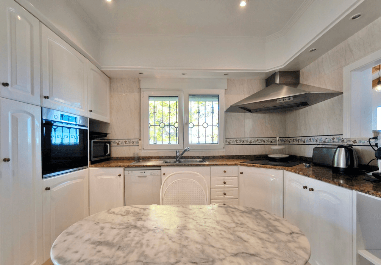 Villa con apartamento de invitados y vistas al mar en Dénia