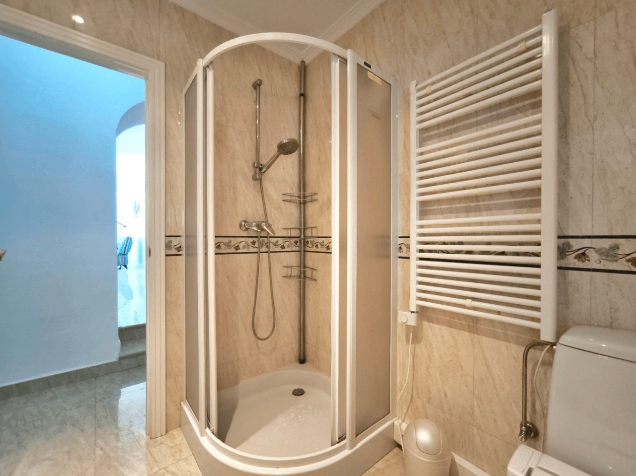Villa con apartamento de invitados y vistas al mar en Dénia