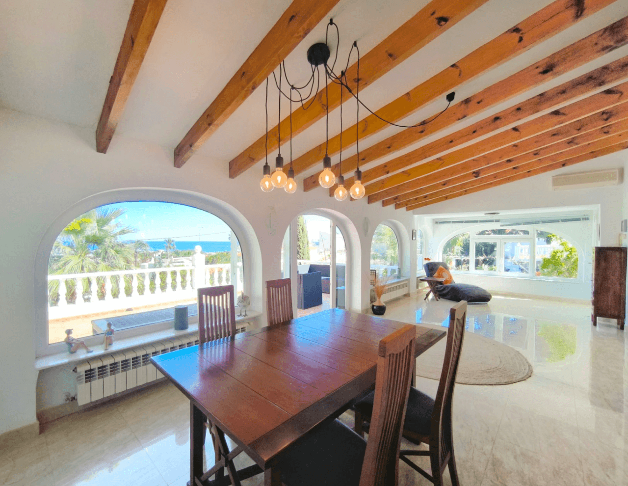 Villa con apartamento de invitados y vistas al mar en Dénia