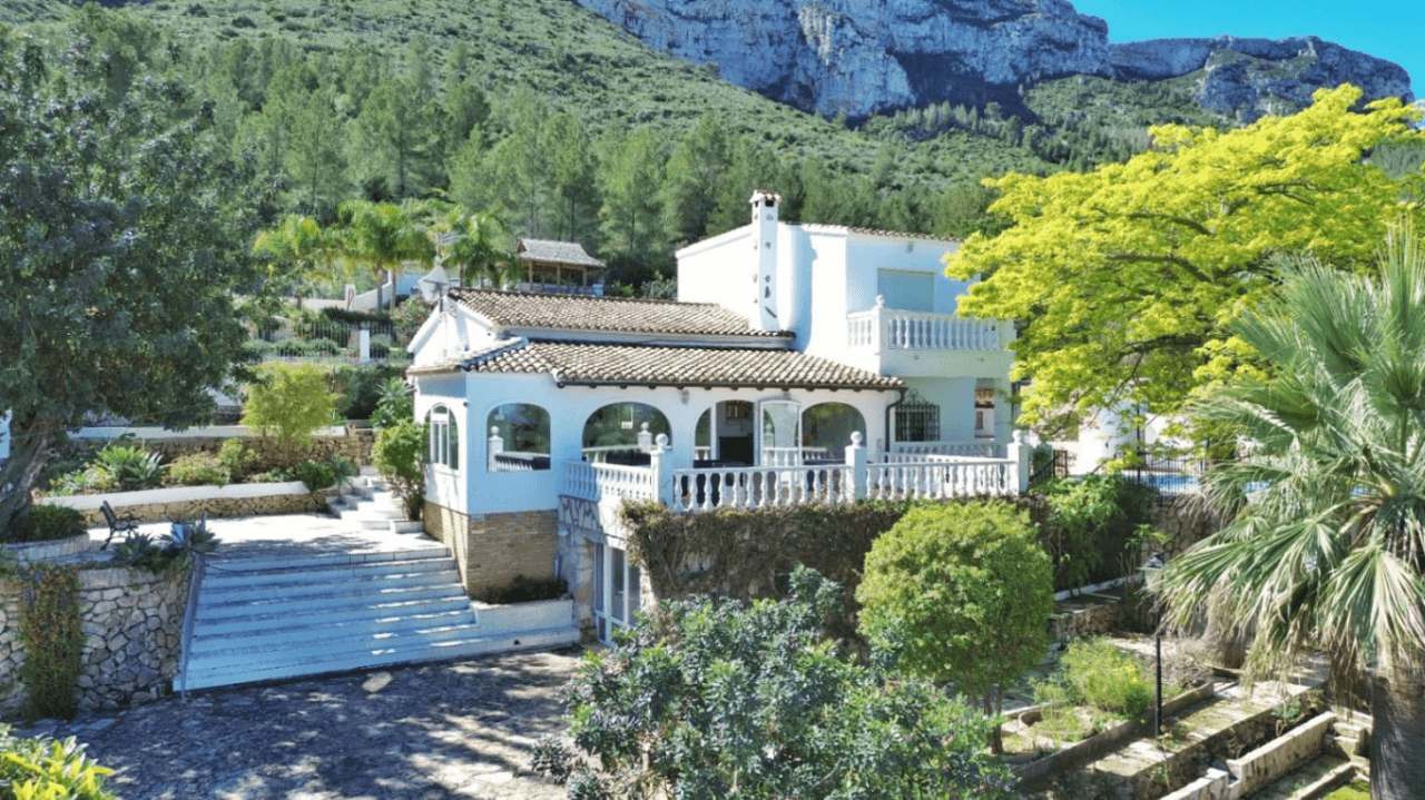 Villa con apartamento de invitados y vistas al mar en Dénia