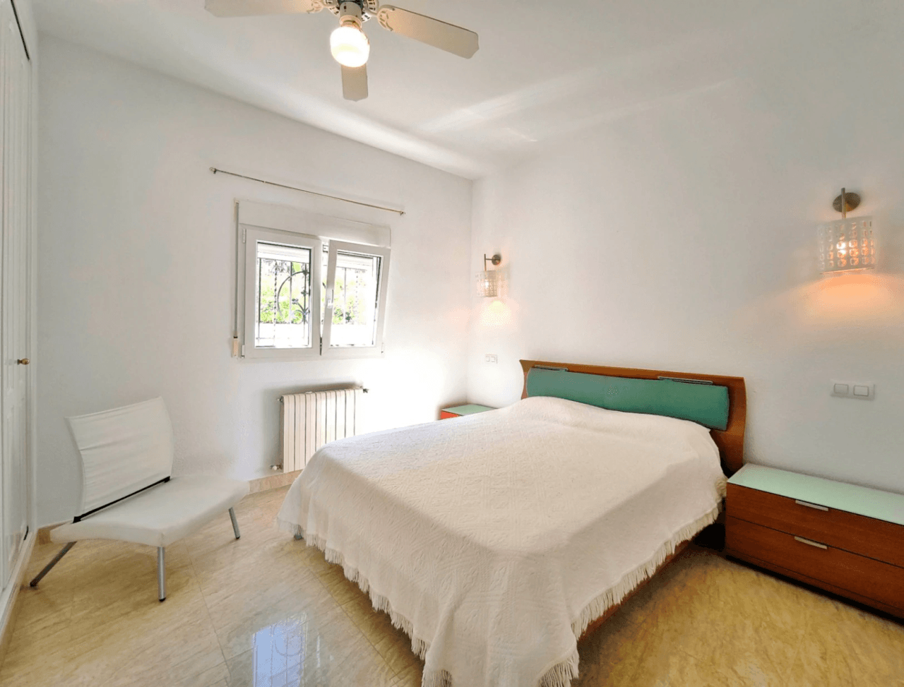 Villa con apartamento de invitados y vistas al mar en Dénia