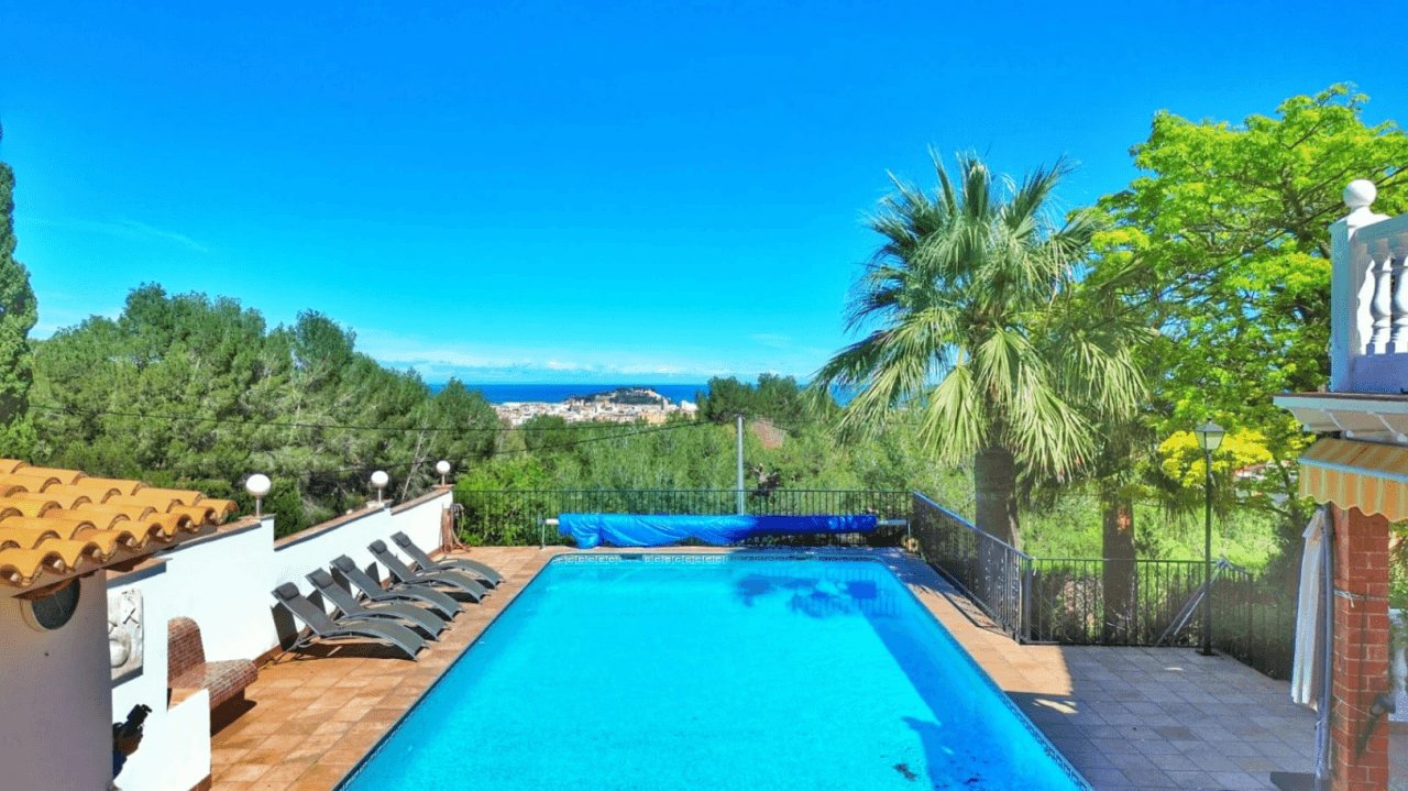 Villa con apartamento de invitados y vistas al mar en Dénia