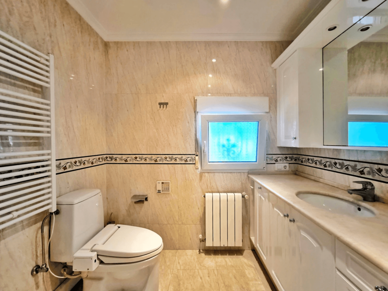 Villa con apartamento de invitados y vistas al mar en Dénia