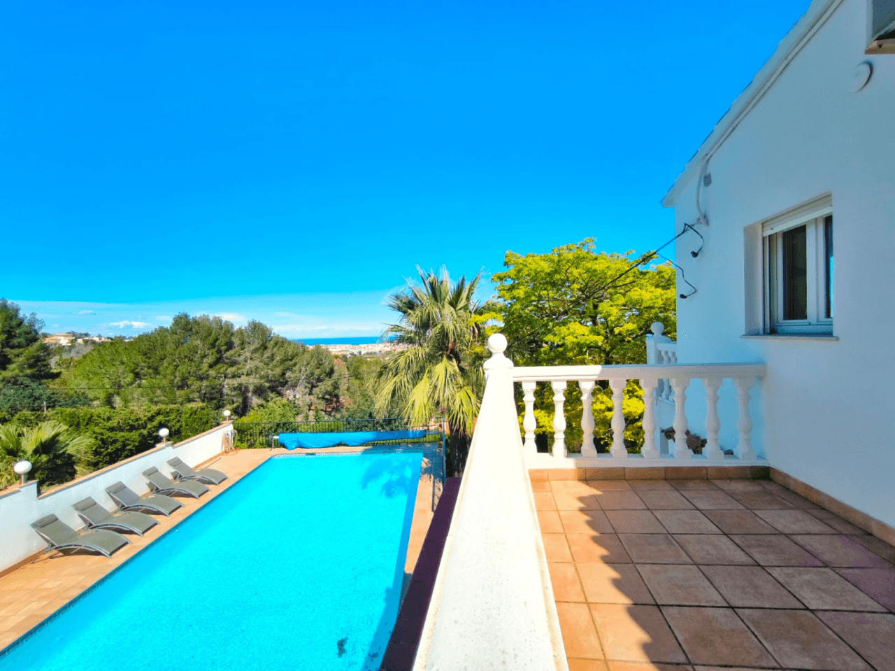 Villa con apartamento de invitados y vistas al mar en Dénia