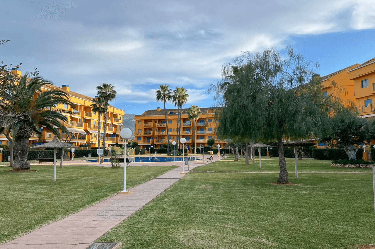 8269DEN Duplex penthouse avec terrasse et vue partielle sur la mer à vendre à Las Marina, Denia.