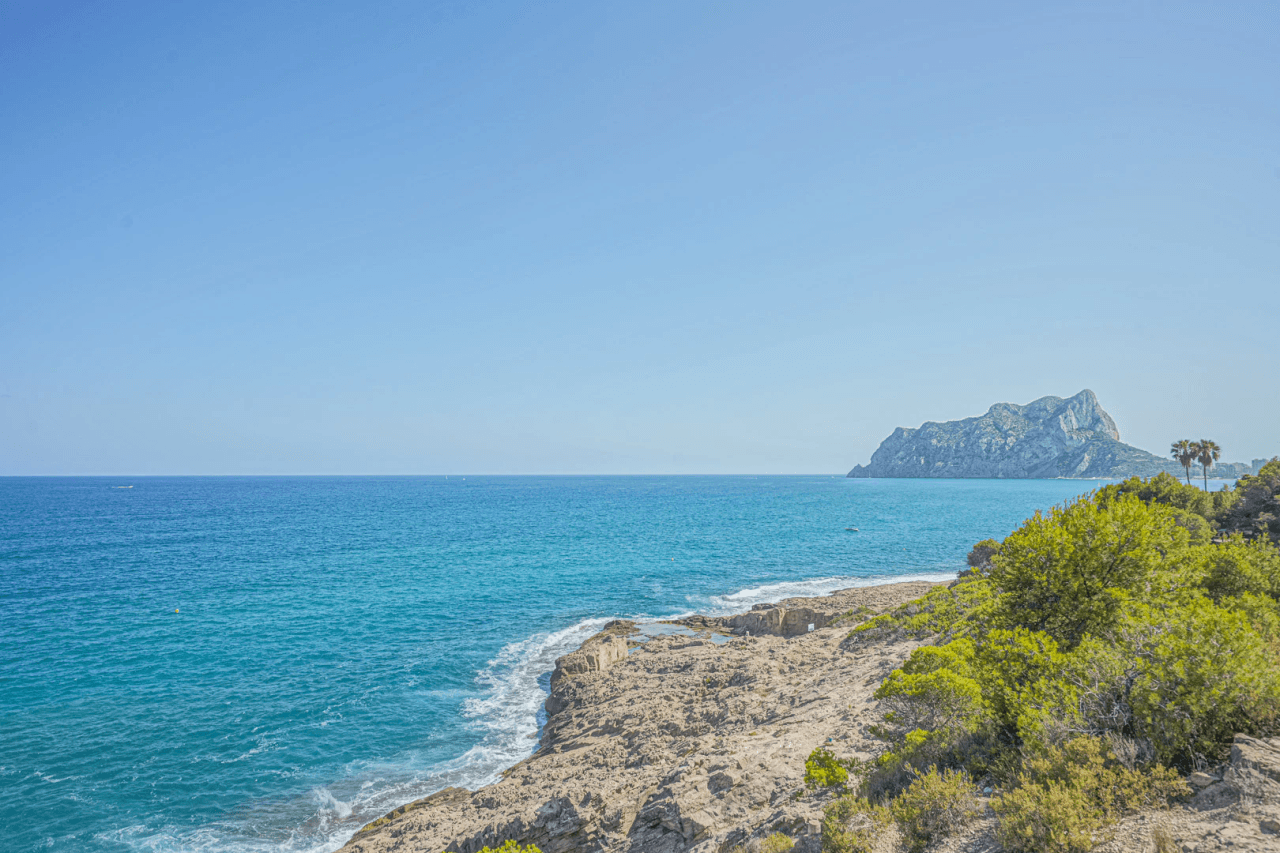 4324BEN Parcela con vistas panorámicas al mar en venta en Benissa