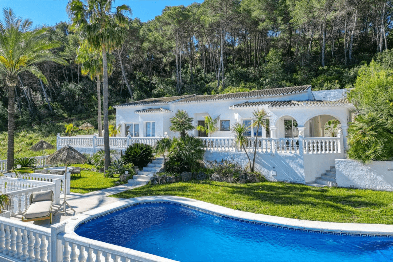 C3XY4646JAV Villa reformada con vistas al mar en venta en Piver