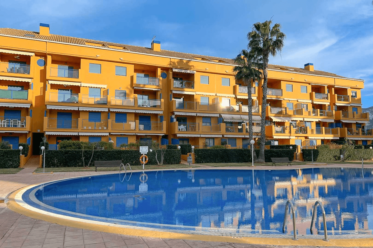 8269DEN Dúplex ático con terraza y vistas parciales al mar a la venta en Las Marina, Denia.