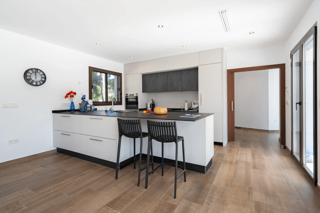 Hermosa villa moderna en venta a solo 200 metros de Cala Blanca.