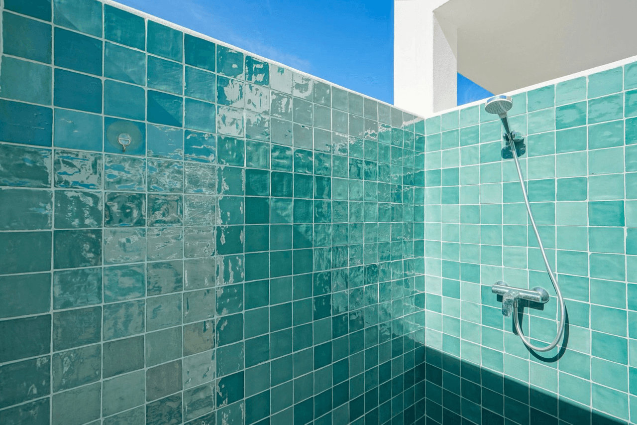 Hermosa villa moderna en venta a solo 200 metros de Cala Blanca.
