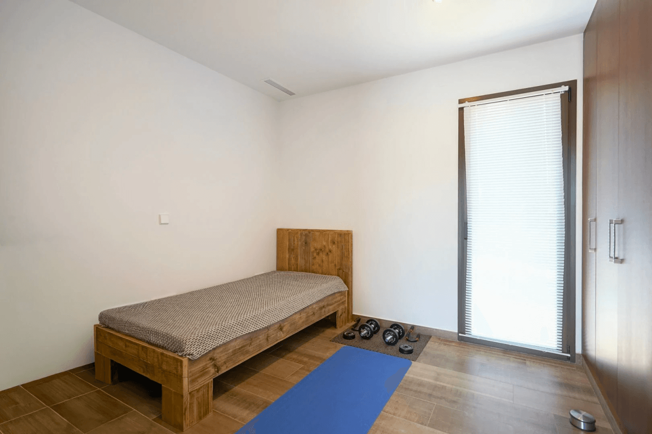 Hermosa villa moderna en venta a solo 200 metros de Cala Blanca.