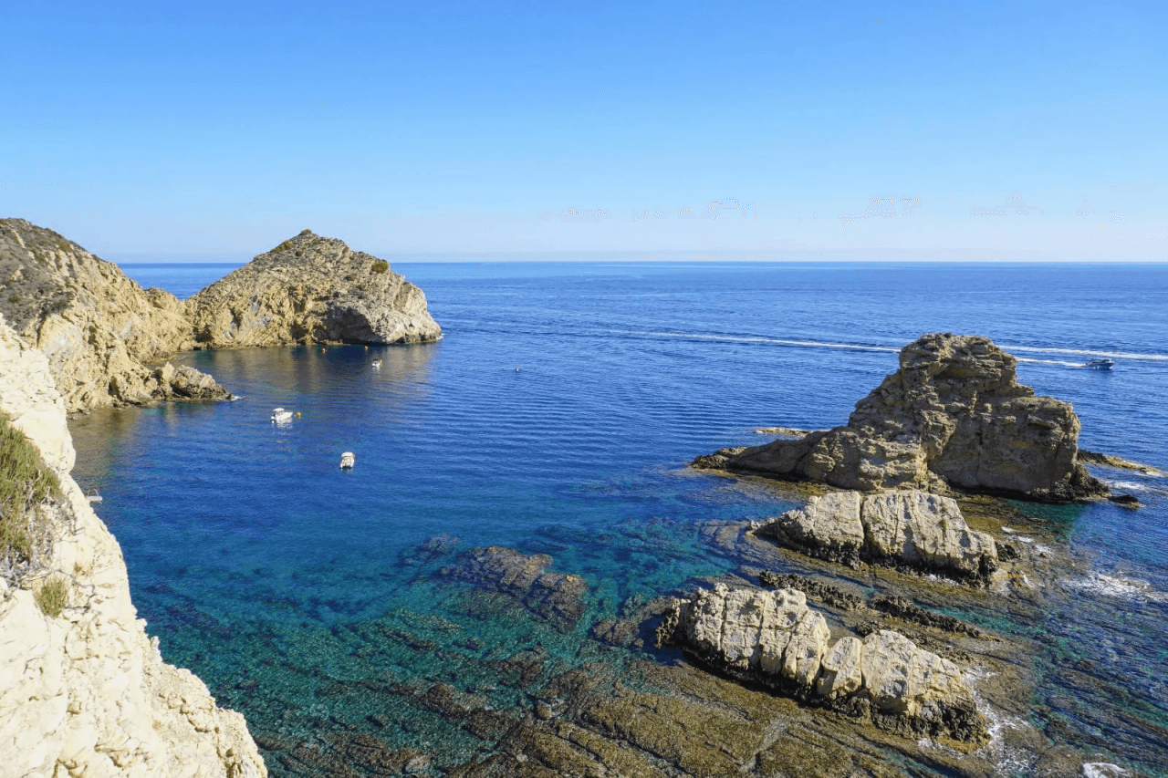Hermosa villa moderna en venta a solo 200 metros de Cala Blanca.