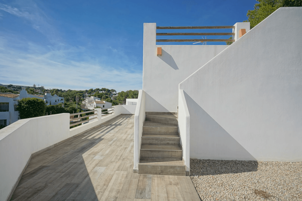Hermosa villa moderna en venta a solo 200 metros de Cala Blanca.