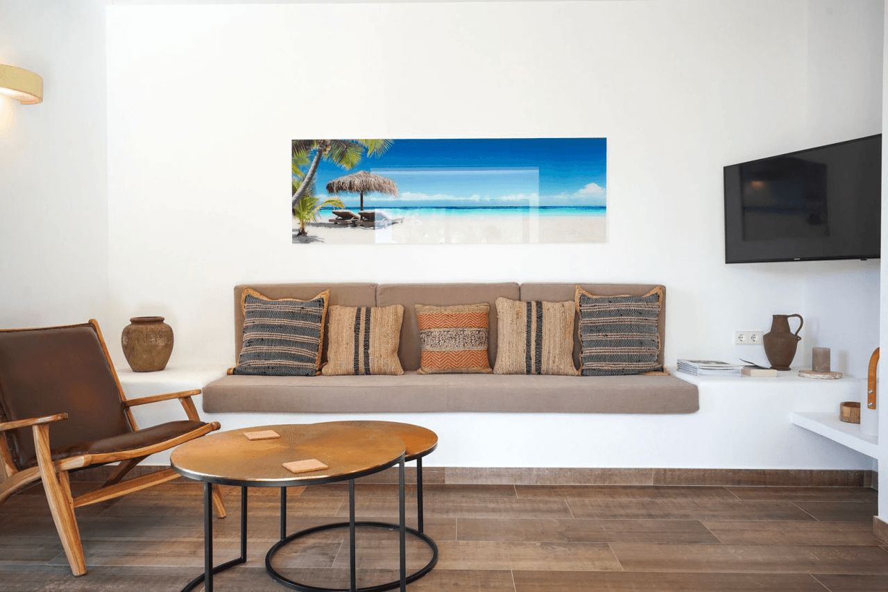 Hermosa villa moderna en venta a solo 200 metros de Cala Blanca.