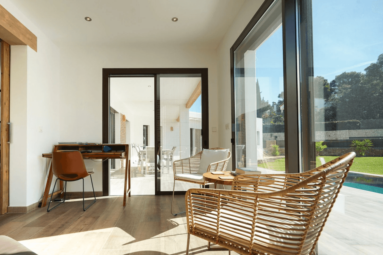 Hermosa villa moderna en venta a solo 200 metros de Cala Blanca.
