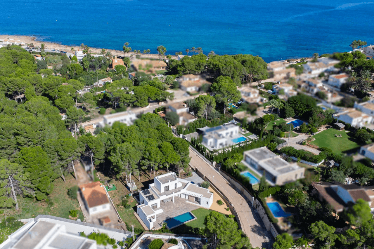 Hermosa villa moderna en venta a solo 200 metros de Cala Blanca.