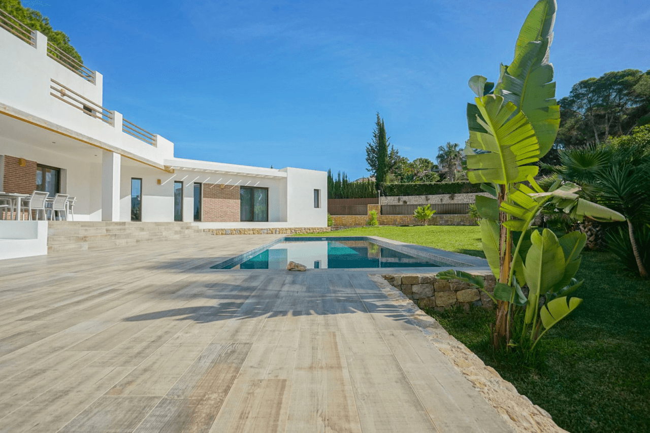 Hermosa villa moderna en venta a solo 200 metros de Cala Blanca.