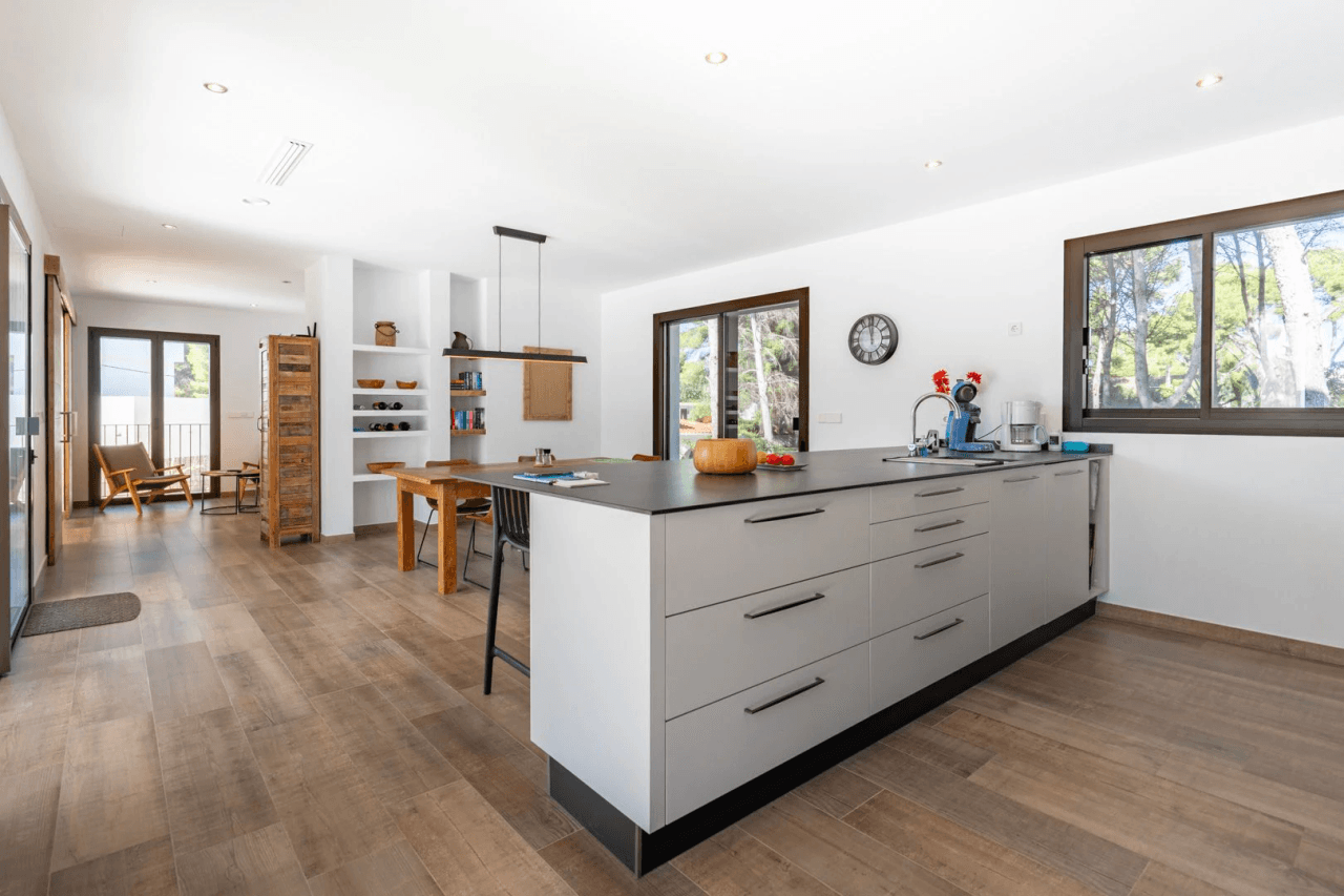 Hermosa villa moderna en venta a solo 200 metros de Cala Blanca.