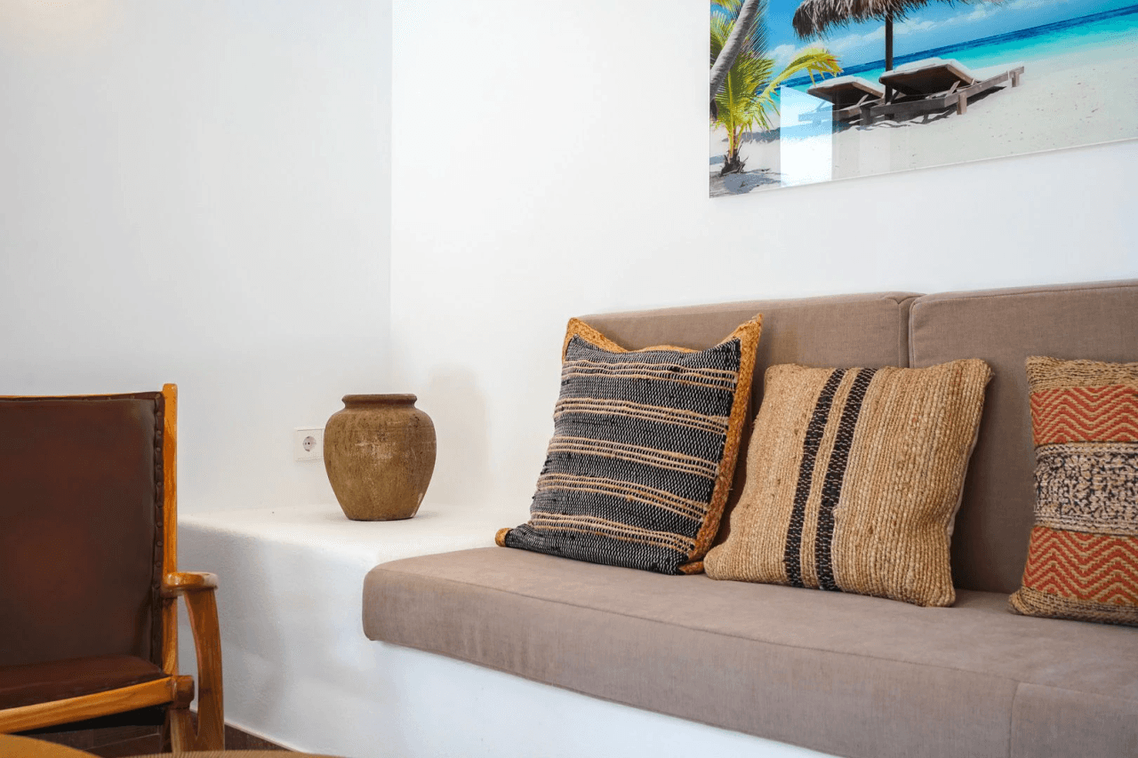 Hermosa villa moderna en venta a solo 200 metros de Cala Blanca.