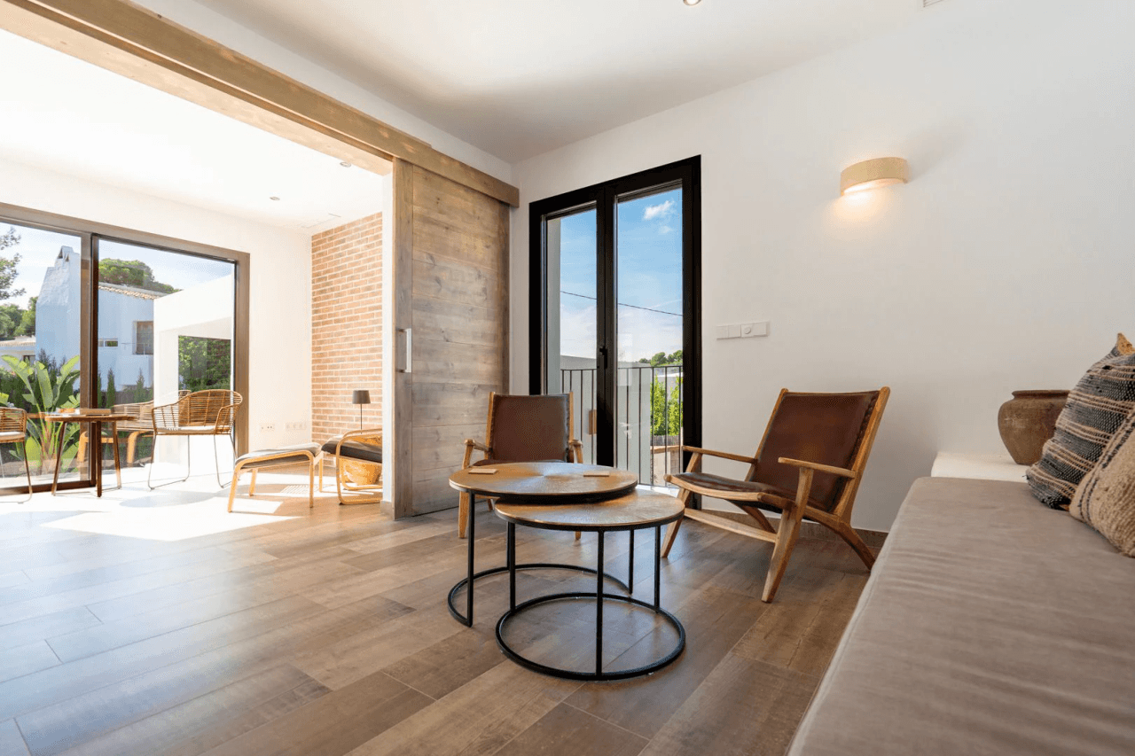 Hermosa villa moderna en venta a solo 200 metros de Cala Blanca.
