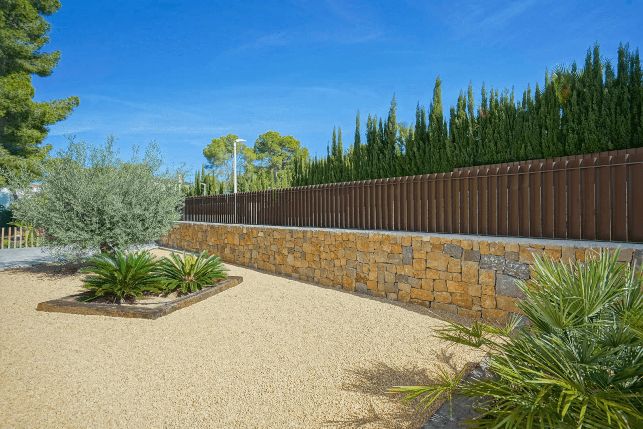 Hermosa villa moderna en venta a solo 200 metros de Cala Blanca.