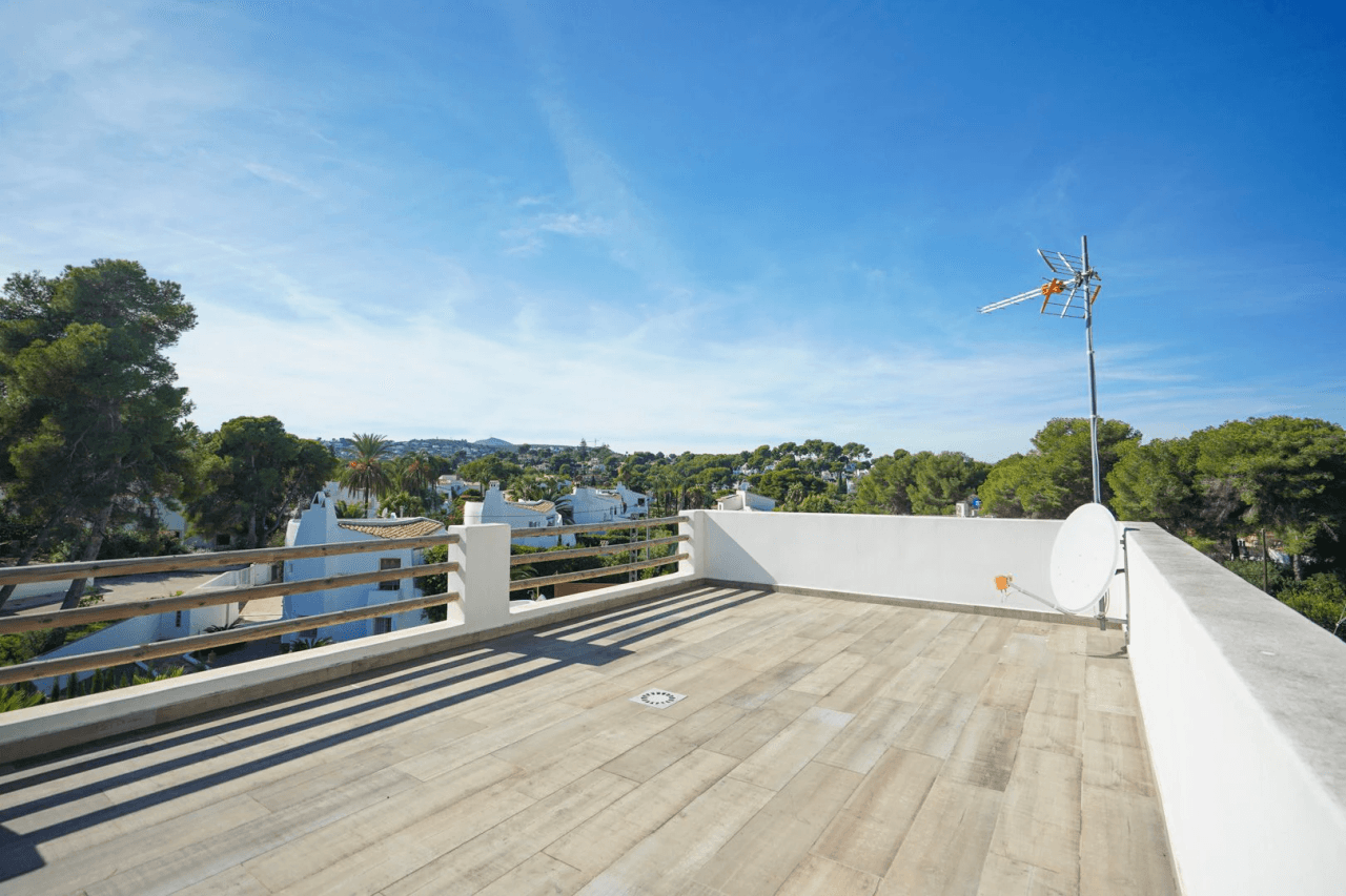 Hermosa villa moderna en venta a solo 200 metros de Cala Blanca.