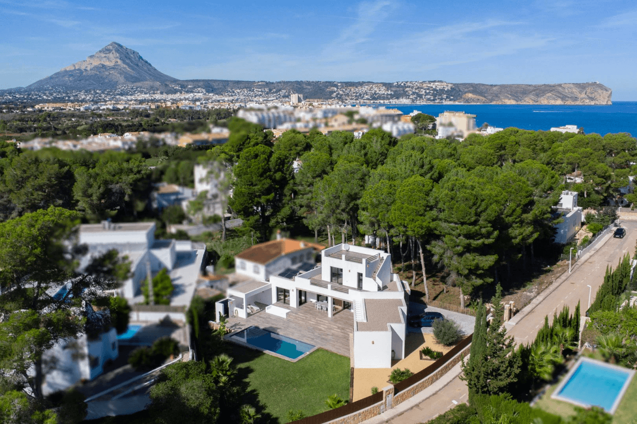 Hermosa villa moderna en venta a solo 200 metros de Cala Blanca.