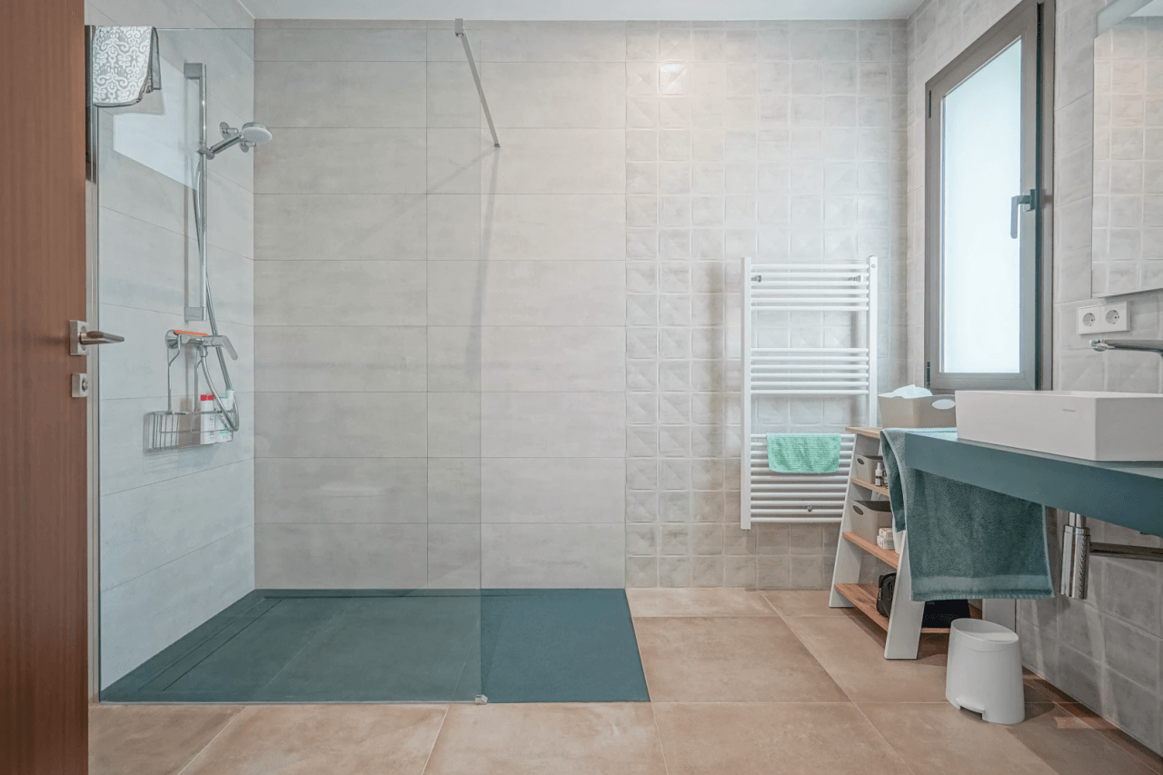 Hermosa villa moderna en venta a solo 200 metros de Cala Blanca.