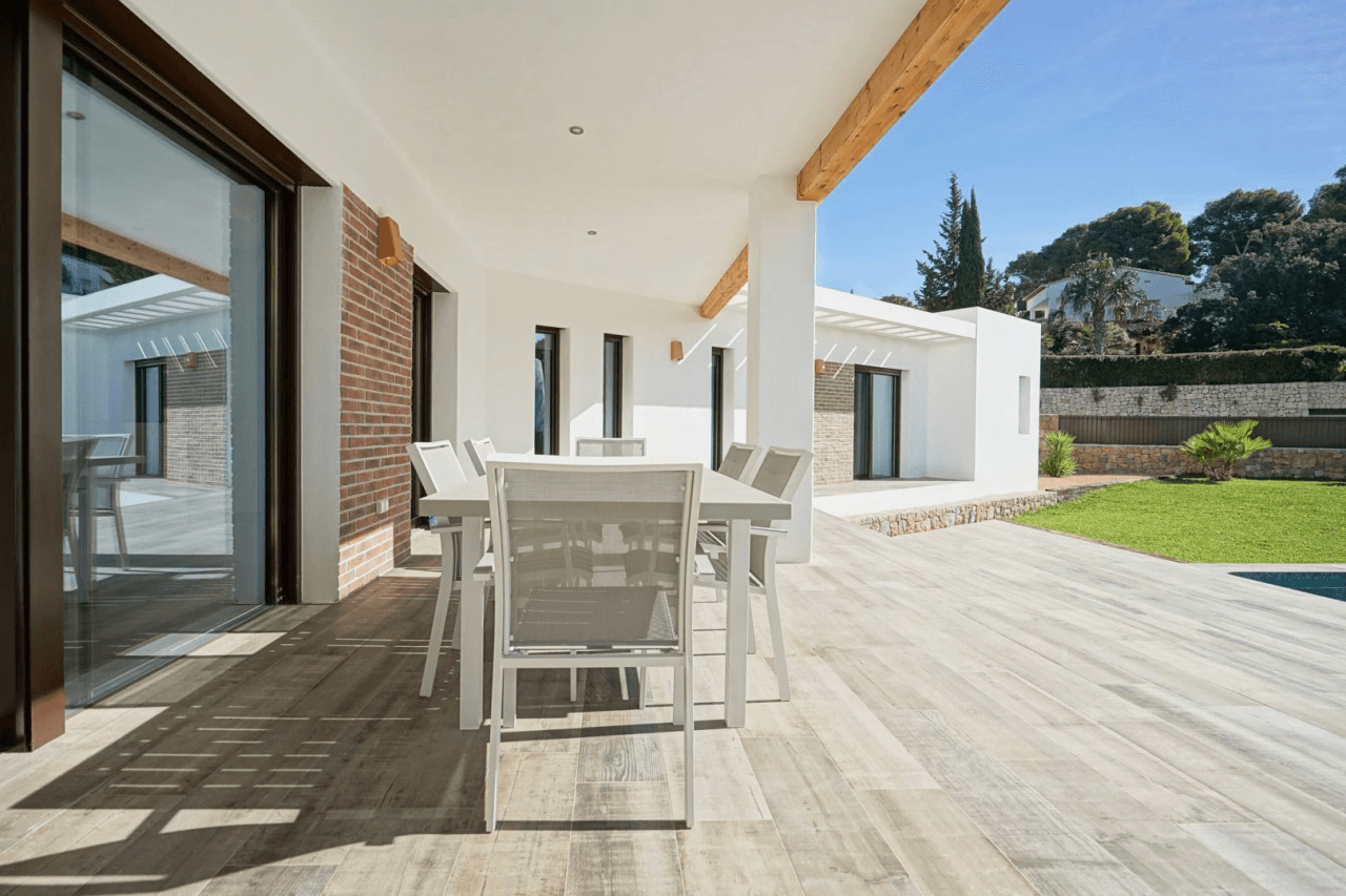 Hermosa villa moderna en venta a solo 200 metros de Cala Blanca.