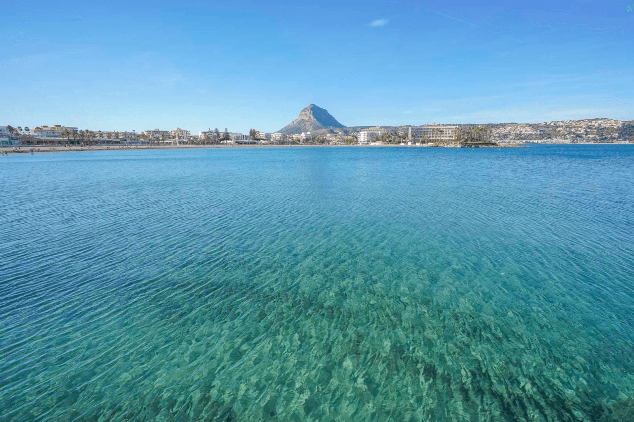 Hermosa villa moderna en venta a solo 200 metros de Cala Blanca.
