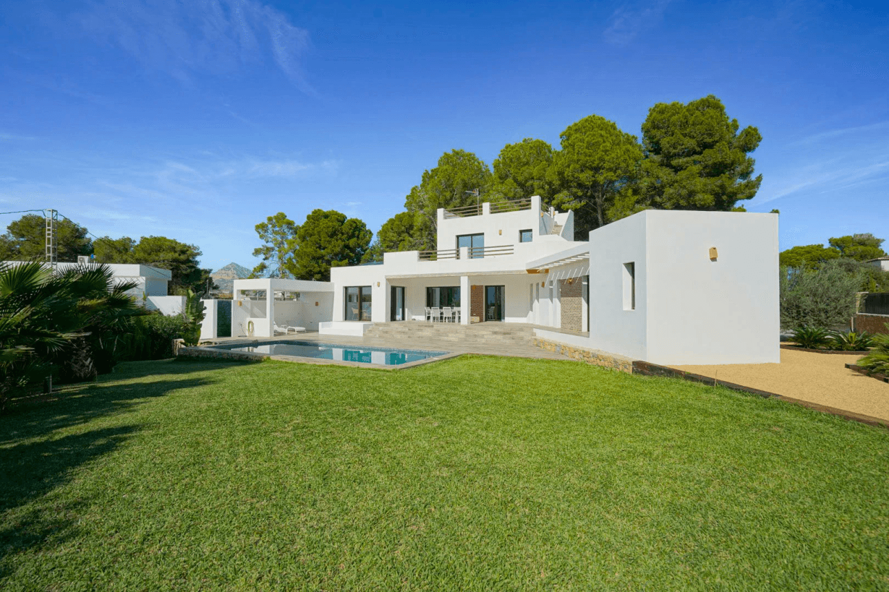 Hermosa villa moderna en venta a solo 200 metros de Cala Blanca.