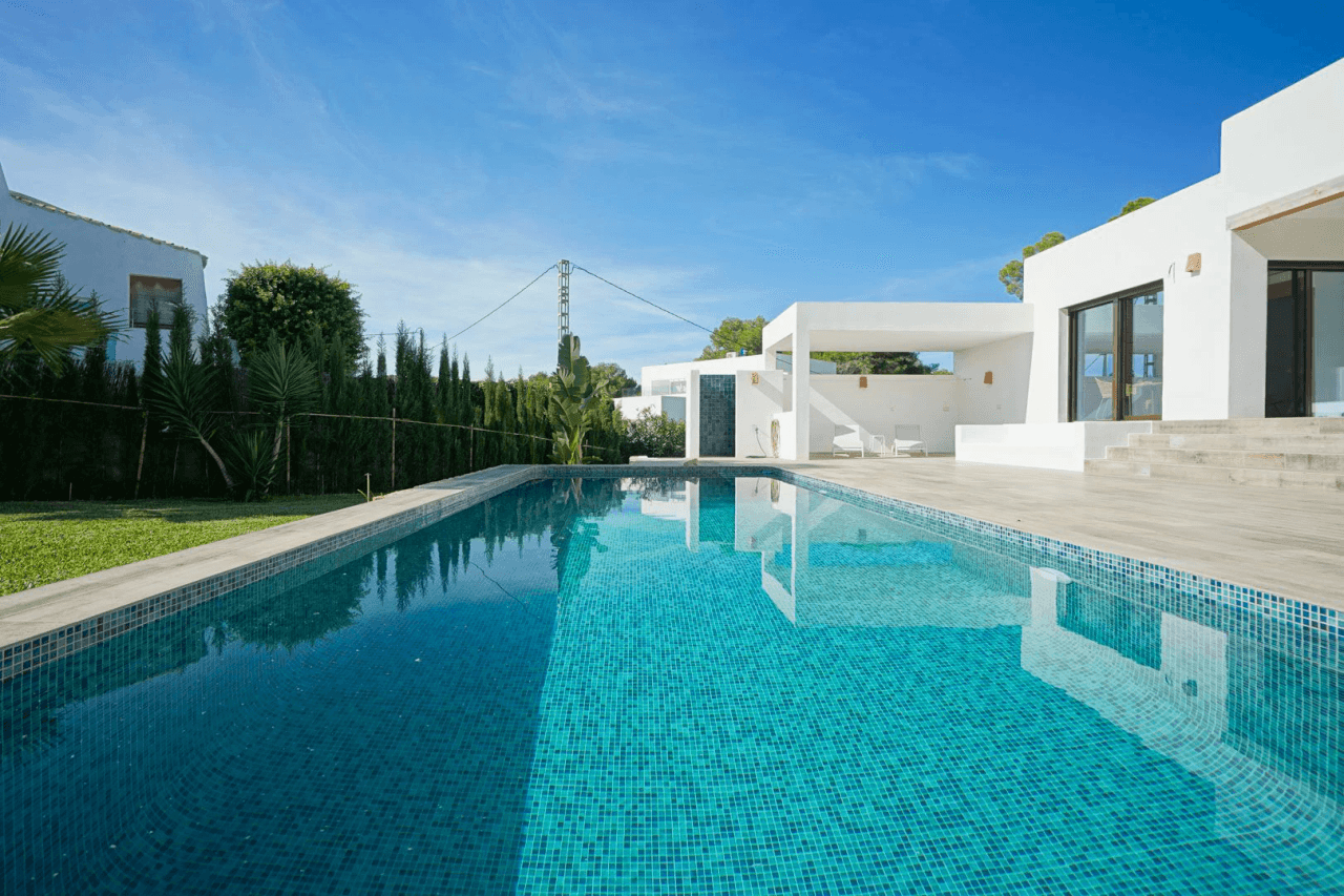 Hermosa villa moderna en venta a solo 200 metros de Cala Blanca.