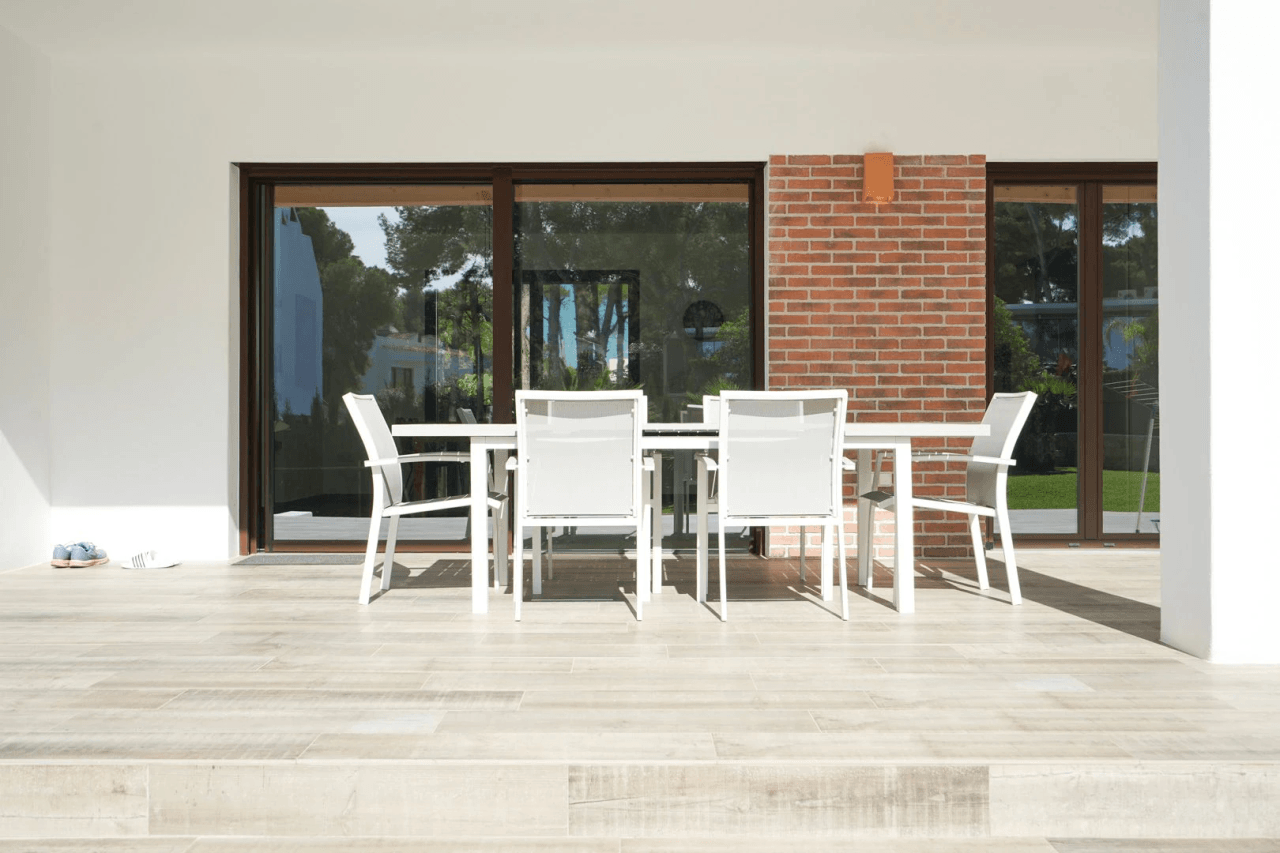 Hermosa villa moderna en venta a solo 200 metros de Cala Blanca.