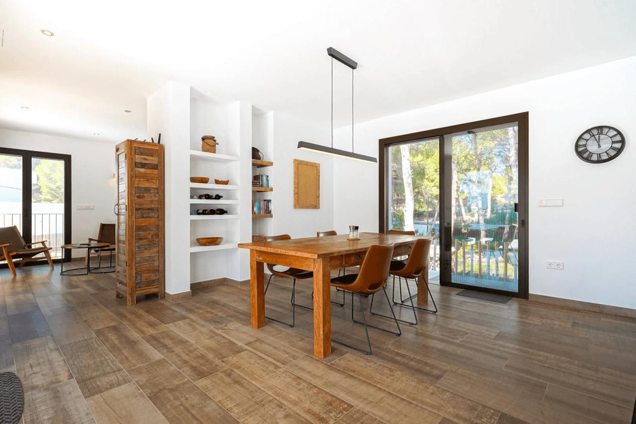 Hermosa villa moderna en venta a solo 200 metros de Cala Blanca.