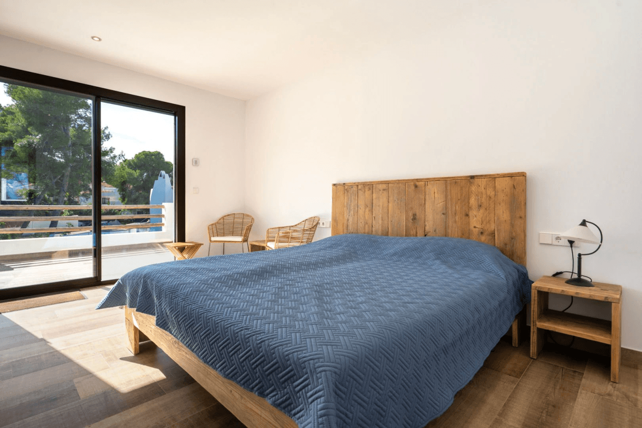 Hermosa villa moderna en venta a solo 200 metros de Cala Blanca.