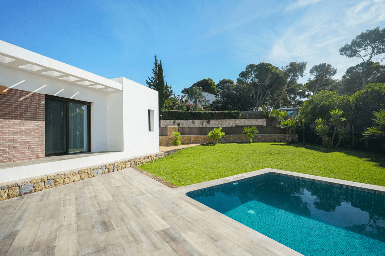 Hermosa villa moderna en venta a solo 200 metros de Cala Blanca.