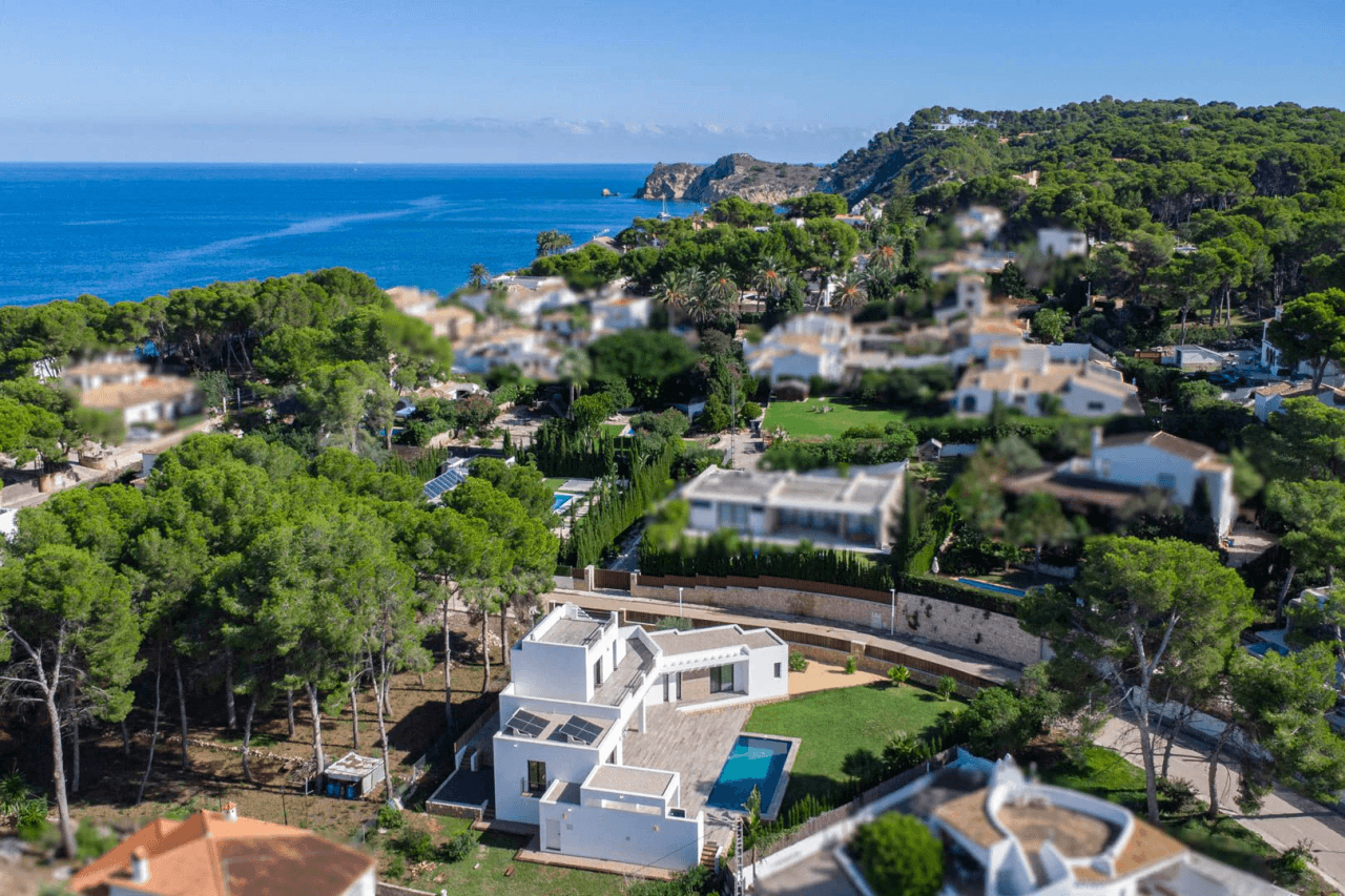 Hermosa villa moderna en venta a solo 200 metros de Cala Blanca.