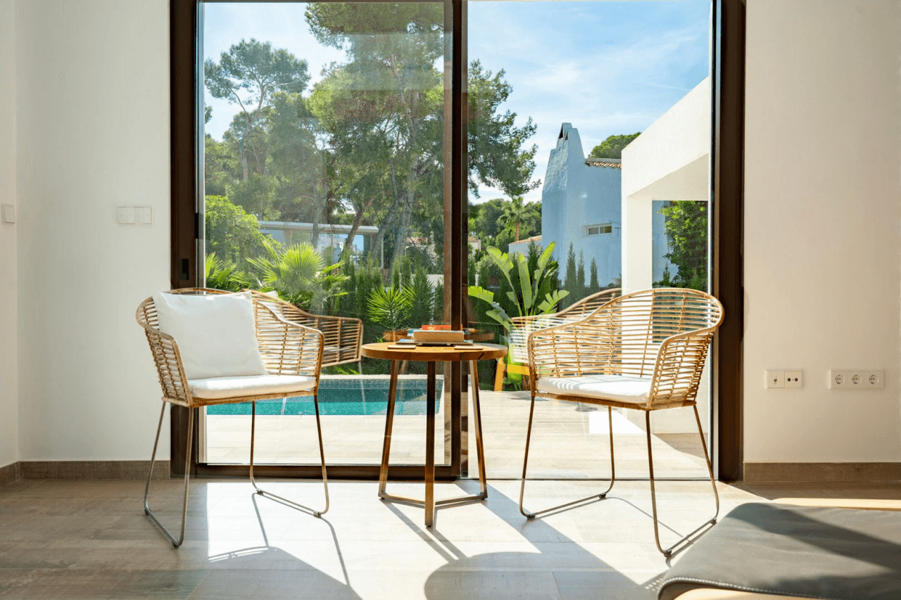 Hermosa villa moderna en venta a solo 200 metros de Cala Blanca.