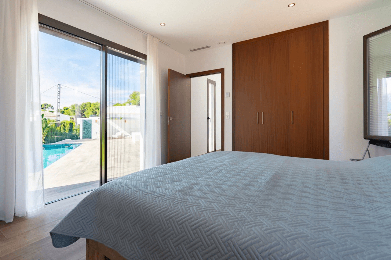 Hermosa villa moderna en venta a solo 200 metros de Cala Blanca.