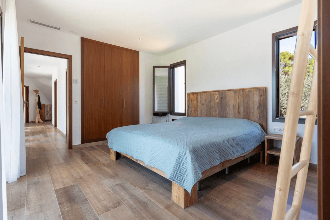 Hermosa villa moderna en venta a solo 200 metros de Cala Blanca.