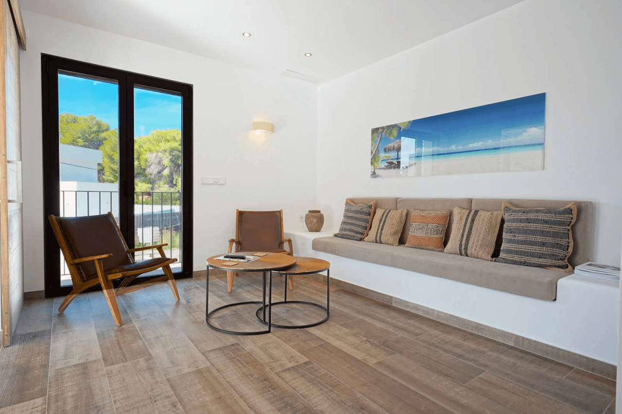 Hermosa villa moderna en venta a solo 200 metros de Cala Blanca.