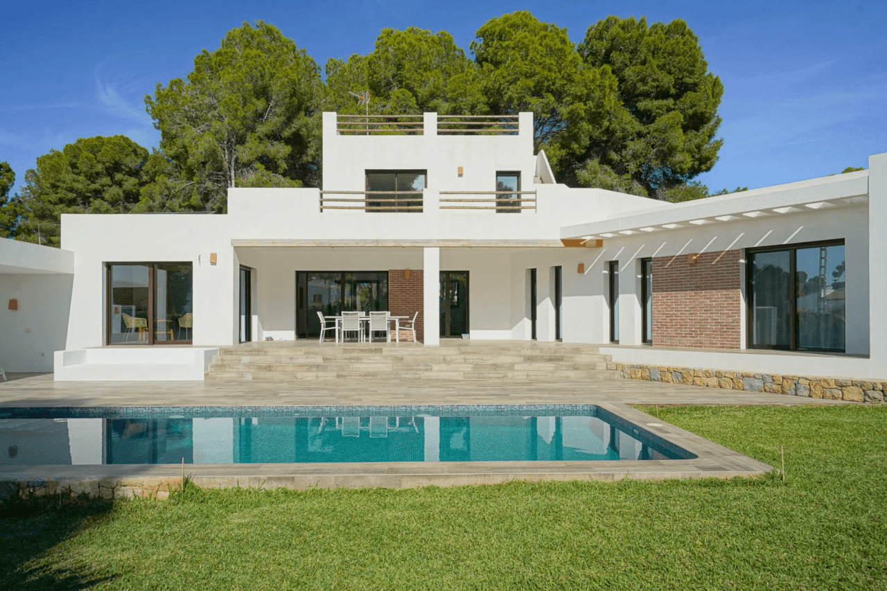Hermosa villa moderna en venta a solo 200 metros de Cala Blanca.